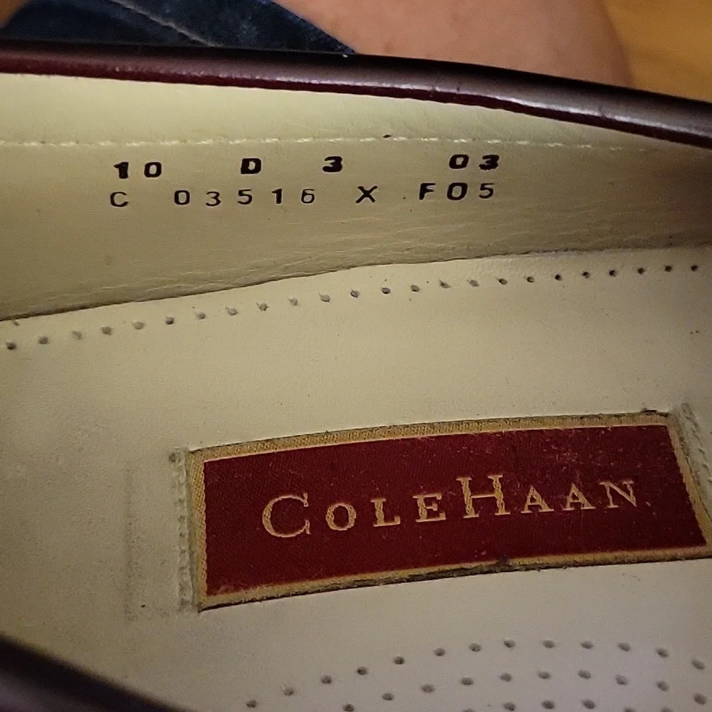 COLE HAAN City burgundy leather pinch kiltie loafers gold buckle 10 D Excellent